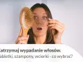 Zaskoczona kobieta trzyma szczotkę z garścią włosów, szukając sposobu, jak zatrzymać wypadanie włosów.