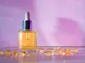 Serum z retinolem i kapsułki z retinalem na fioletowym tle.