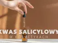 Dłoń trzyma pipetkę z serum. Czy kwas salicylowy jest szkodliwy w kosmetykach? Dowiedz się więcej.