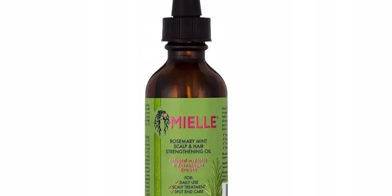 Olejek Mielle Rosemary Mint do skóry głowy i włosów. Czy olejek do włosów się spłukuje? Ten produkt jest do codziennego stosowania, pielęgnacji skóry głowy i końcówek.