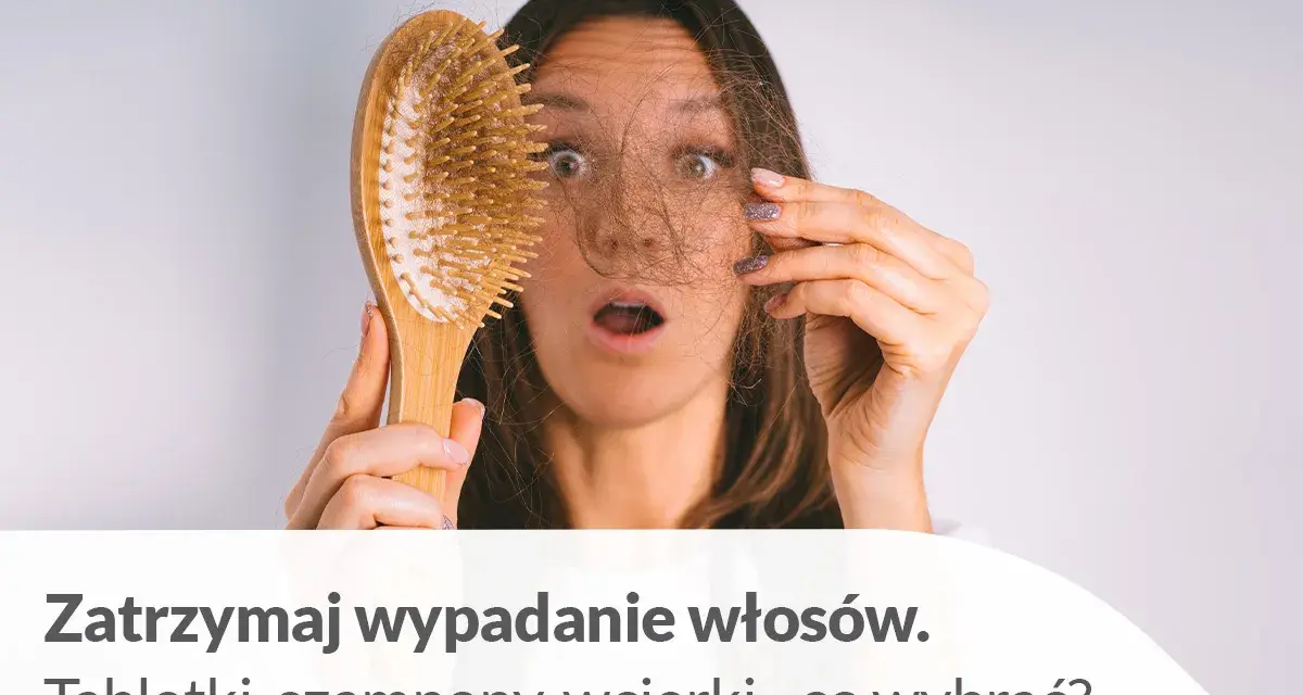 Zaskoczona kobieta trzyma szczotkę z garścią włosów, szukając sposobu, jak zatrzymać wypadanie włosów.