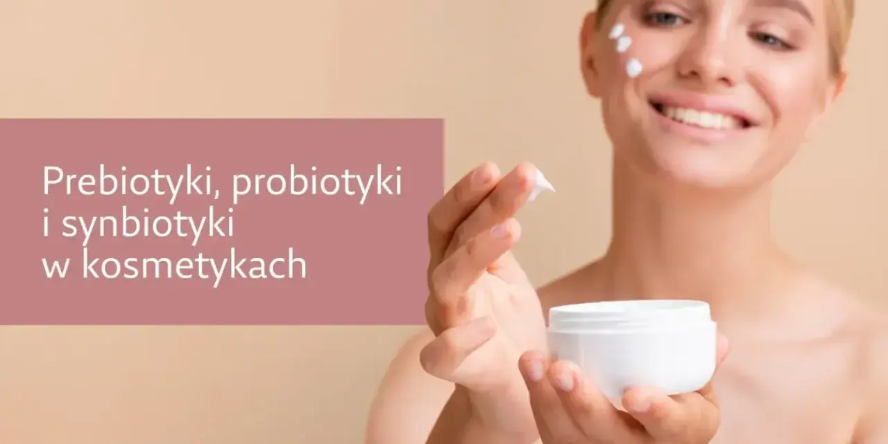 Uśmiechnięta kobieta aplikuje krem z prebiotykami na twarz. Pielęgnacja skóry z wykorzystaniem dobroczynnych składników.