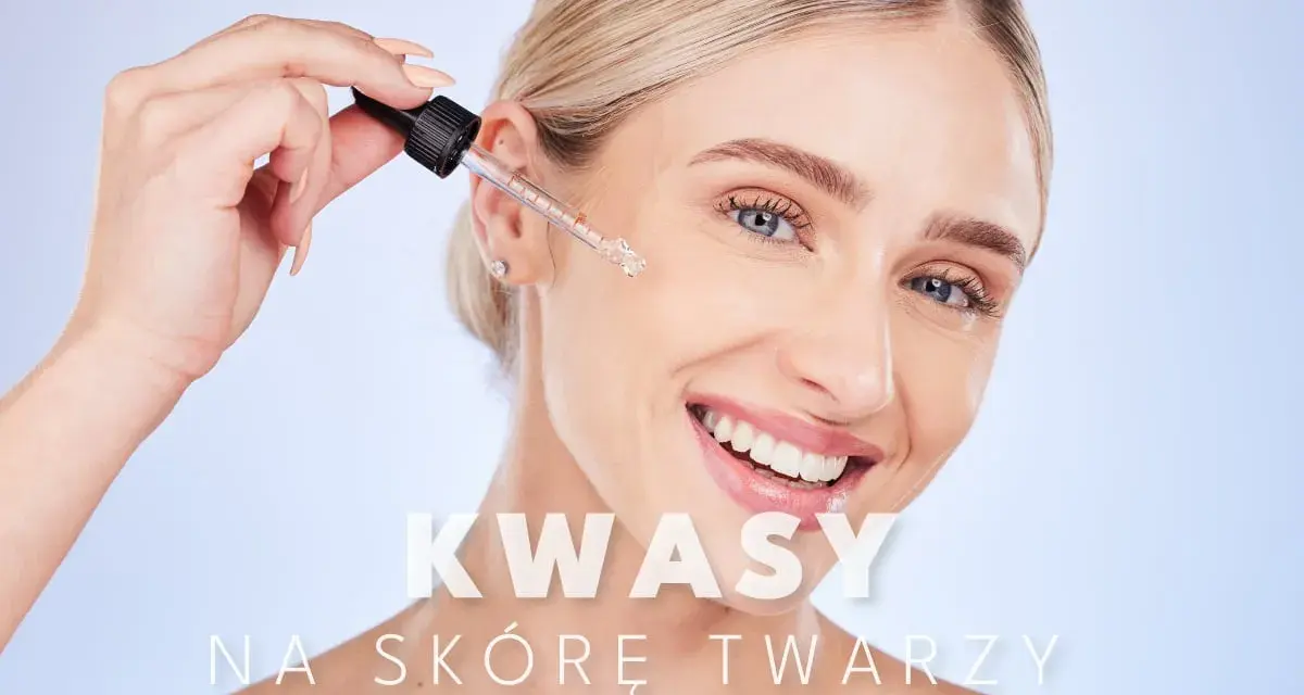 Kobieta z uśmiechem aplikuje kroplę serum z pipety. Kwasy na skórę twarzy to klucz do pięknej cery.