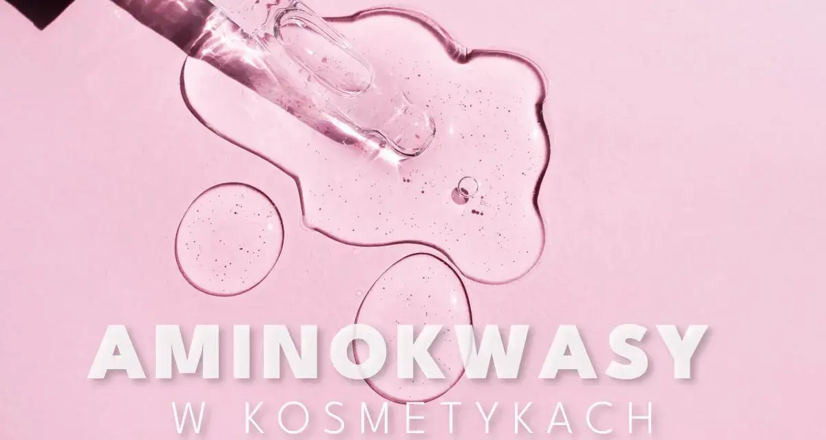 Kropla serum z pipety na różowym tle. Tekst: AMINOKWASY W KOSMETYKACH.