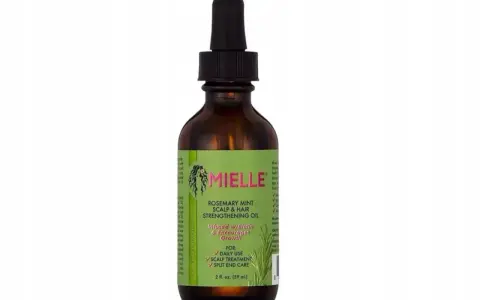 Olejek Mielle Rosemary Mint do skóry głowy i włosów. Czy olejek do włosów się spłukuje? Ten produkt jest do codziennego stosowania, pielęgnacji skóry głowy i końcówek.