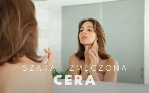 Kobieta ogląda w lustrze swoją szarą, zmęczoną cerę, zastanawiając się nad jej przyczynami.