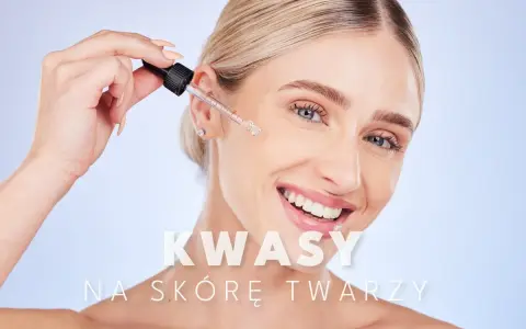 Kobieta z uśmiechem aplikuje kroplę serum z pipety. Kwasy na skórę twarzy to klucz do pięknej cery.