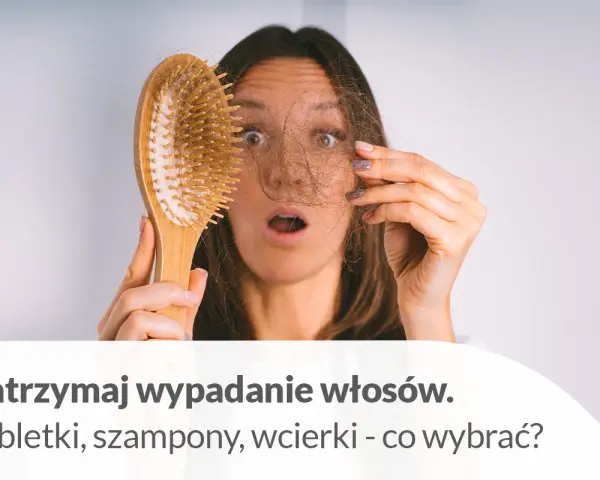 Zaskoczona kobieta trzyma szczotkę z garścią włosów, szukając sposobu, jak zatrzymać wypadanie włosów.