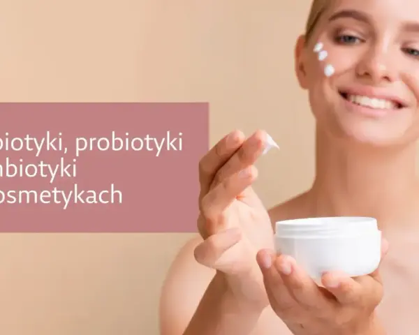 Uśmiechnięta kobieta aplikuje krem z prebiotykami na twarz. Pielęgnacja skóry z wykorzystaniem dobroczynnych składników.