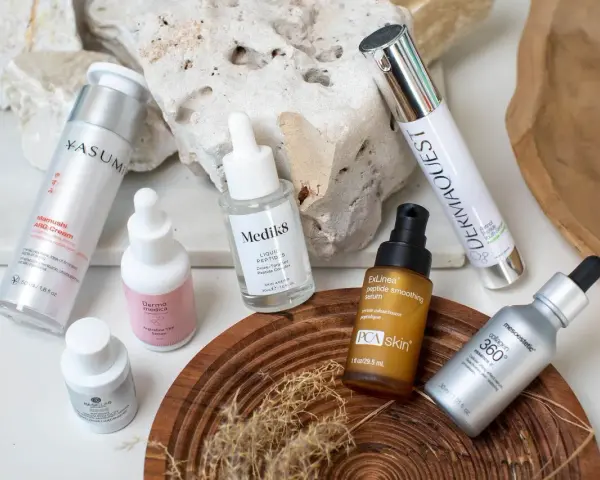 Kosmetyki z peptydami, w tym argireliną, dla efektów wygładzenia i ujędrnienia skóry.