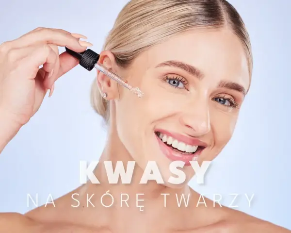 Kobieta z uśmiechem aplikuje kroplę serum z pipety. Kwasy na skórę twarzy to klucz do pięknej cery.