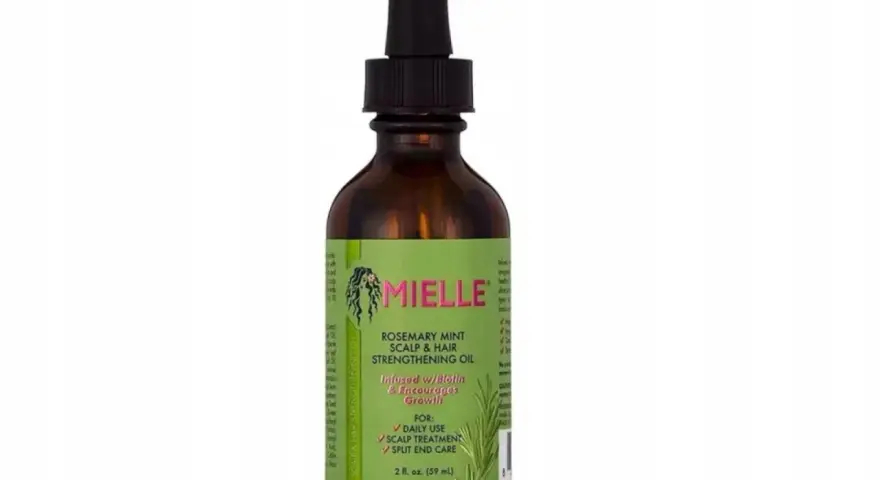 Olejek Mielle Rosemary Mint do skóry głowy i włosów. Czy olejek do włosów się spłukuje? Ten produkt jest do codziennego stosowania, pielęgnacji skóry głowy i końcówek.