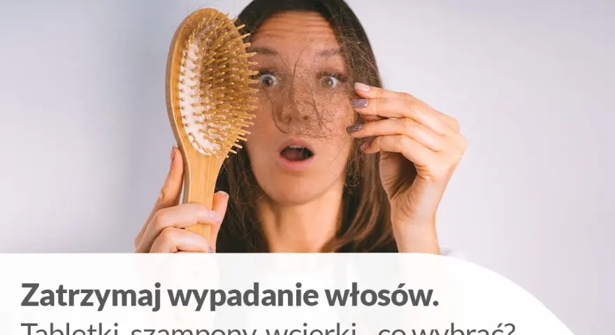 Zaskoczona kobieta trzyma szczotkę z garścią włosów, szukając sposobu, jak zatrzymać wypadanie włosów.