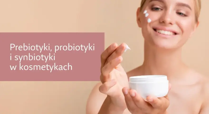 Uśmiechnięta kobieta aplikuje krem z prebiotykami na twarz. Pielęgnacja skóry z wykorzystaniem dobroczynnych składników.