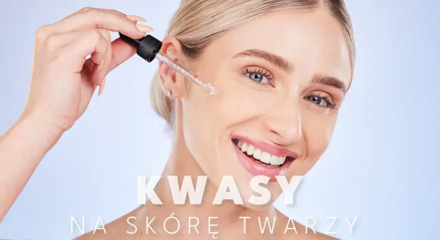 Kobieta z uśmiechem aplikuje kroplę serum z pipety. Kwasy na skórę twarzy to klucz do pięknej cery.