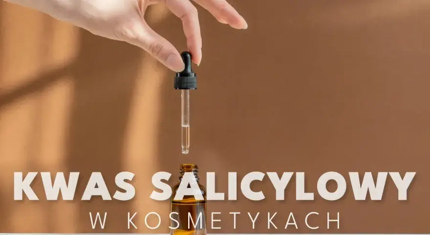 Dłoń trzyma pipetkę z serum. Czy kwas salicylowy jest szkodliwy w kosmetykach? Dowiedz się więcej.