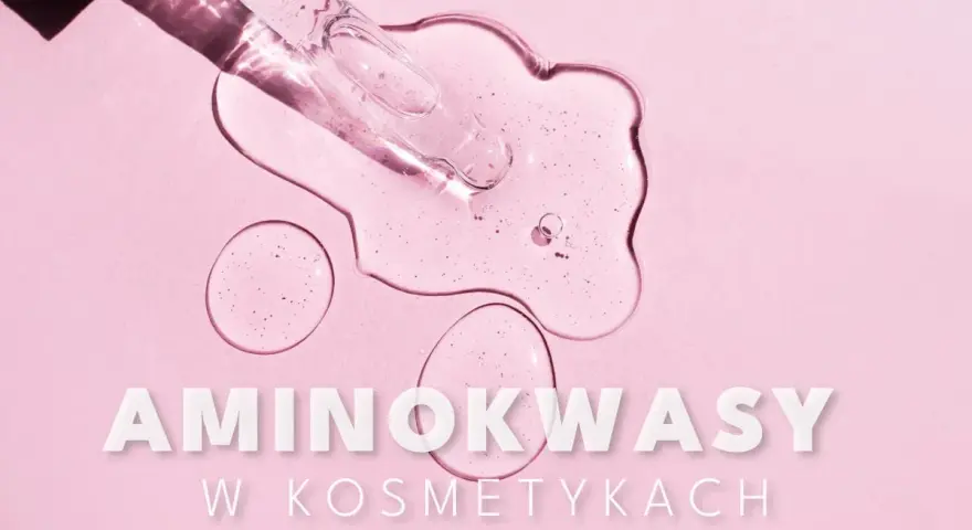 Kropla serum z pipety na różowym tle. Tekst: AMINOKWASY W KOSMETYKACH.
