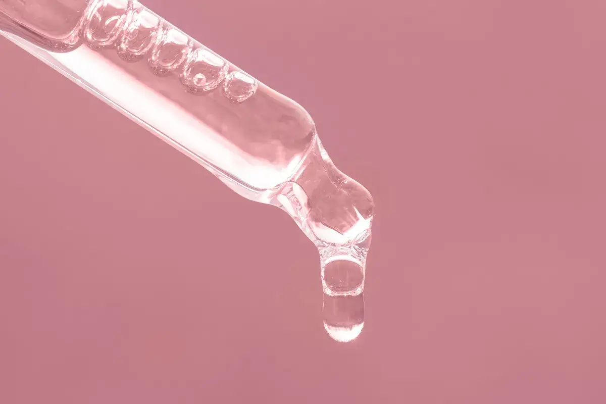 Kropla serum z aminokwasami w kosmetykach, gotowa do pielęgnacji skóry.